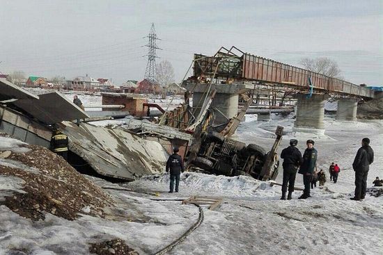 В Минусинске рухнул мост. Фото Юлии Куликовой